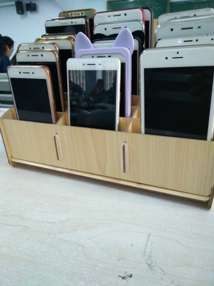 化学学院创新使用的“手机收纳盒”